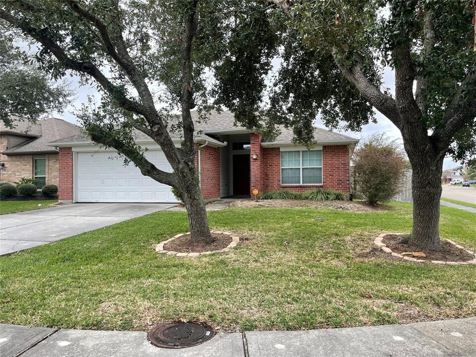 2904 Windy Hollow Ln in Dickinson, TX - Building Photo