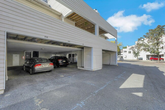 806 Spinnaker Ct in Secaucus, NJ - Building Photo - Building Photo