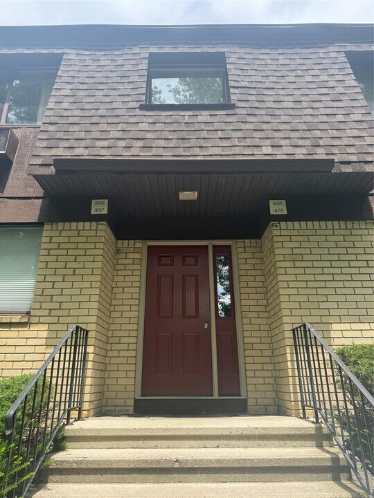 1608 Cherry Hill Dr in Arlington, NY - Building Photo