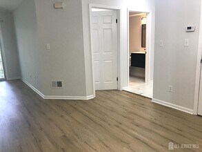 732 Waterford Dr in Edison, NJ - Building Photo - Building Photo