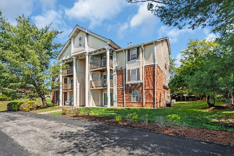 700 Ridgeside Dr in Ballwin, MO - Foto de edificio