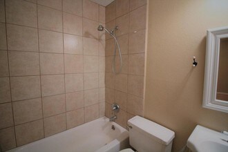 5830 Effingham Dr in Houston, TX - Foto de edificio - Building Photo