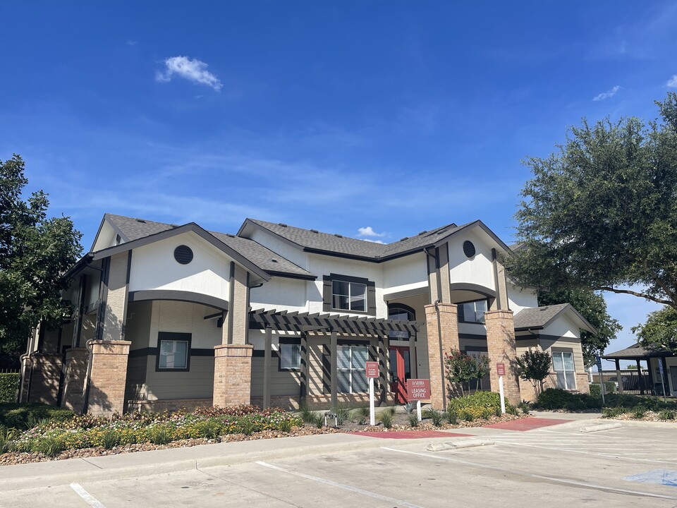 LA SIERRA APARTMENTS in New Braunfels, TX - Building Photo