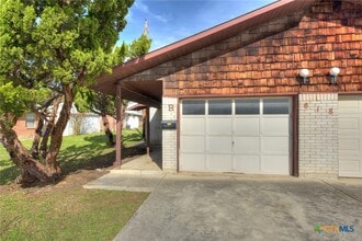818 Lois St in Kerrville, TX - Foto de edificio - Building Photo