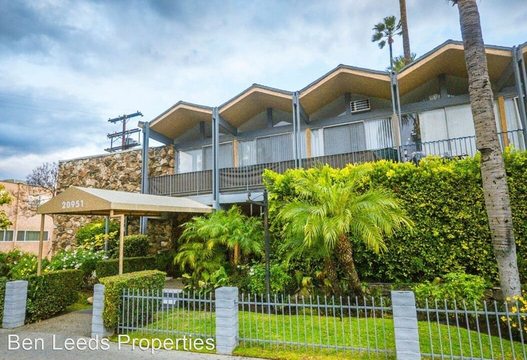 20951 Roscoe Blvd in Los Angeles, CA - Foto de edificio