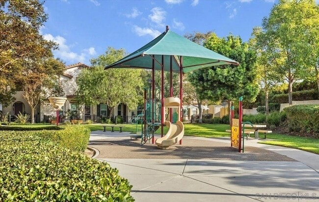 426 Avenida de la Luna in Vista, CA - Foto de edificio - Building Photo