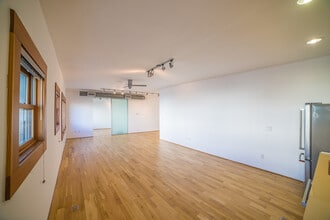 8 Brooks Ave in Venice, CA - Building Photo - Building Photo