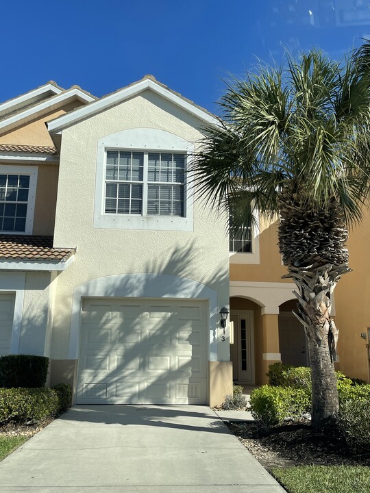 8310 Village Edge Cir in Ft. Myers, FL - Building Photo