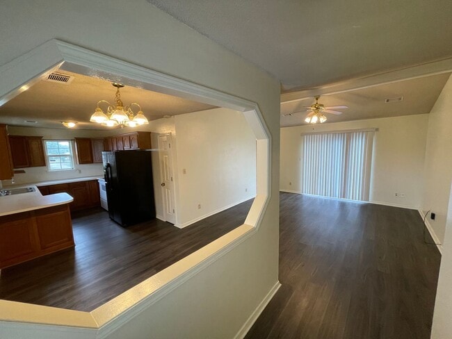 2004 N Hills Blvd in Van Buren, AR - Building Photo - Building Photo