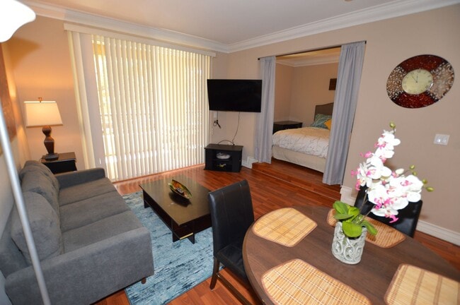 230 E Flamingo Rd in Las Vegas, NV - Foto de edificio - Building Photo