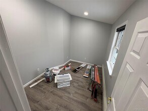 10 Matsunaye Dr in Medford, NY - Foto de edificio - Building Photo