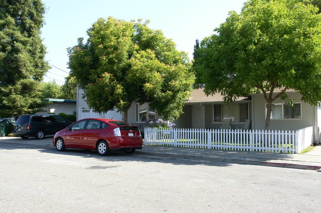 1241-1245 Johnson St in Redwood City, CA - Foto de edificio - Building Photo