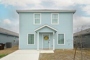 3644 Moon Hl Rd in New Braunfels, TX - Building Photo