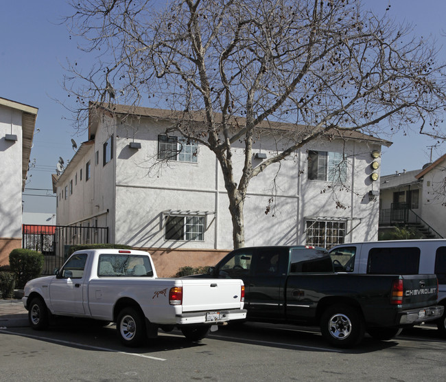 1005 S Minnie St in Santa Ana, CA - Foto de edificio - Building Photo