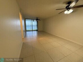 110 Lake Emerald Dr in Oakland Park, FL - Building Photo - Building Photo