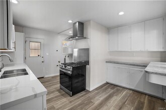 7400 Cozycroft Ave in Los Angeles, CA - Building Photo - Building Photo