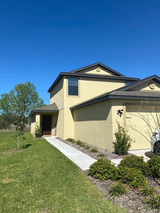 8531 Silverbell Loop in Brooksville, FL - Foto de edificio