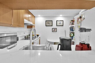 11800 SW 18th St in Miami, FL - Building Photo - Building Photo
