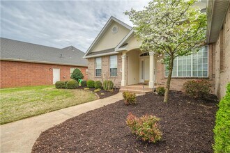 5311 S 45th St in Rogers, AR - Foto de edificio - Building Photo