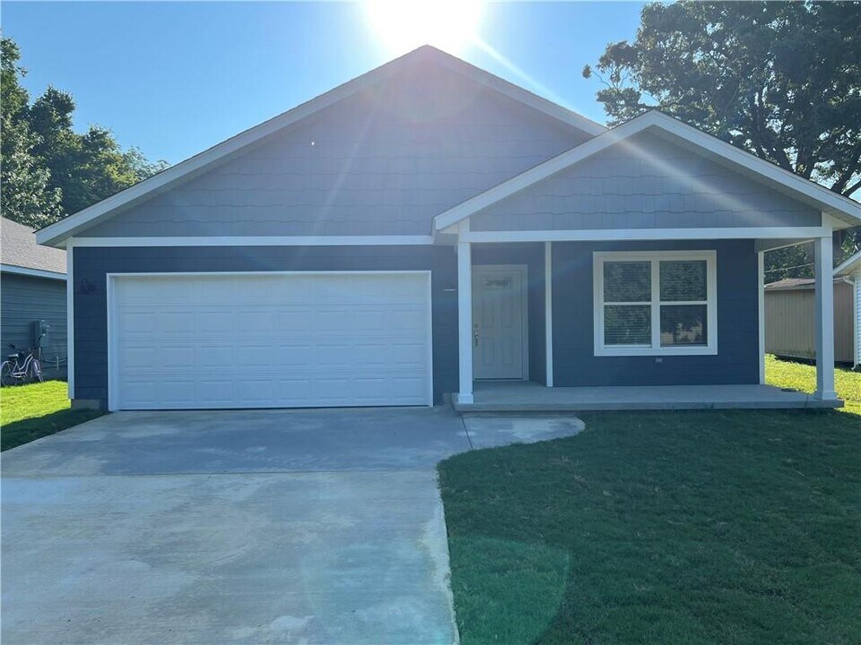 308 S Collins Ave in Gentry, AR - Building Photo