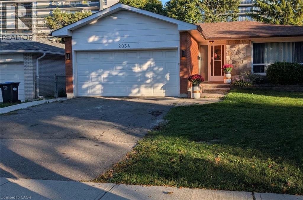 2034 Waycross Crescent in Mississauga, ON - Building Photo