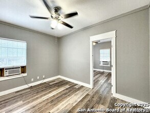 321 N Chupaderas St in San Antonio, TX - Building Photo - Building Photo