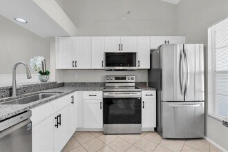 106 Sun Isle Cir in Treasure Island, FL - Building Photo - Building Photo