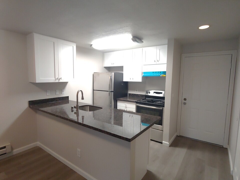 9484 Redmond Woodinville Rd NE, Unit C204 in Redmond, WA - Building Photo