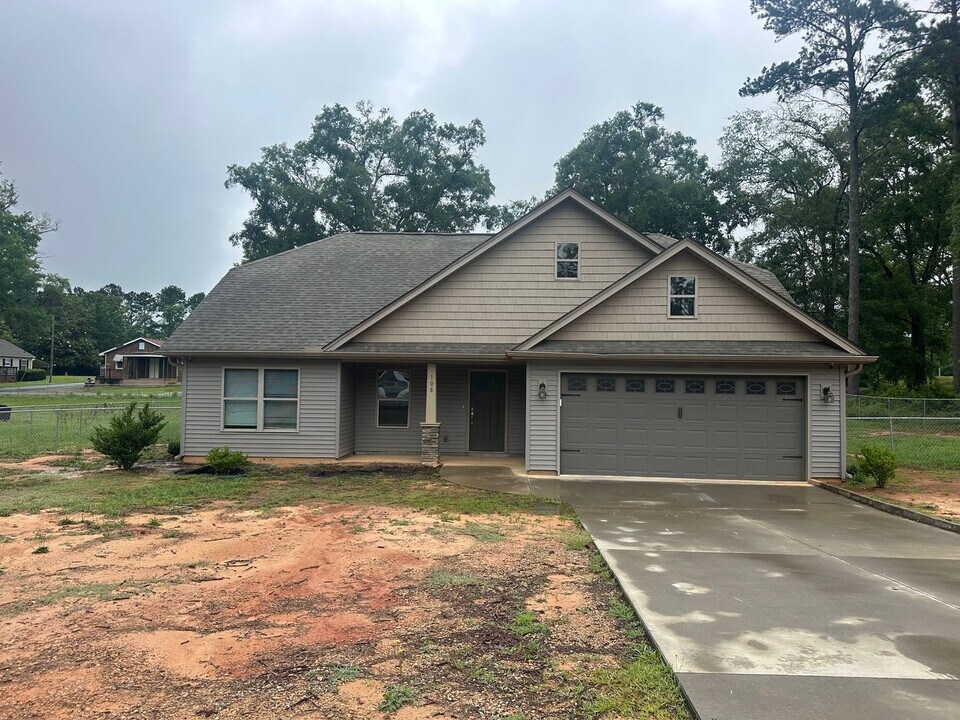 108 Sample Rd in Greenwood, SC - Building Photo