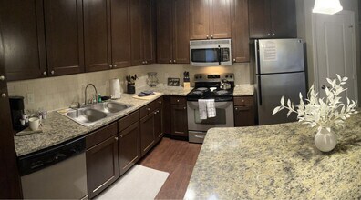 460 Seven Farms Drive in Charleston, SC - Building Photo - Building Photo