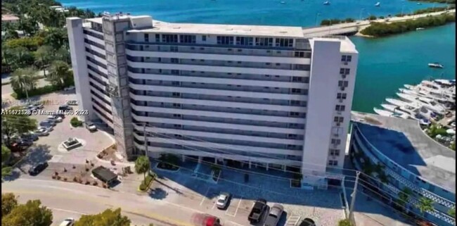 7904 West Dr, Unit 711 in North Bay Village, FL - Foto de edificio - Building Photo