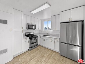 211 E 81st St in Los Angeles, CA - Building Photo - Building Photo