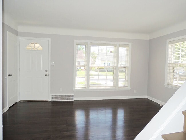 5683 Wellington Rd in Lyndhurst, OH - Building Photo - Building Photo