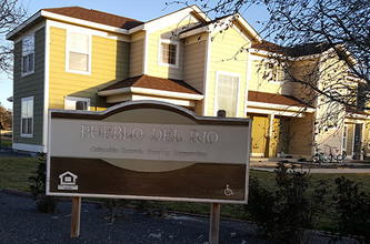 Pueblo Del Rio in Roosevelt, WA - Foto de edificio - Building Photo