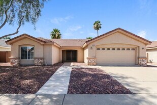 3329 E Wahalla Ln in Phoenix, AZ - Building Photo
