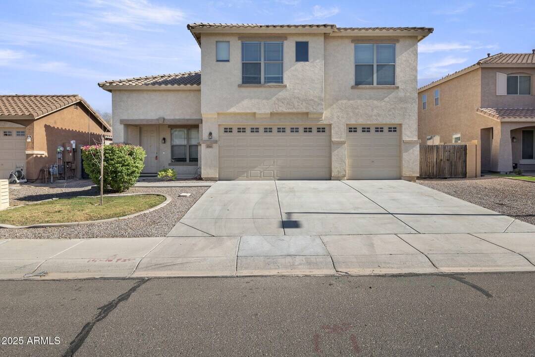 2261 W Mila Way in San Tan Valley, AZ - Building Photo