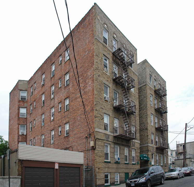 311 6th St in Union City, NJ - Building Photo