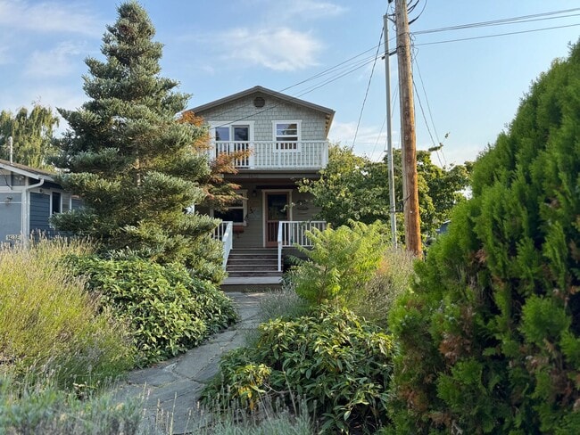 1416 E Ocean Dr in Camano, WA - Building Photo - Building Photo