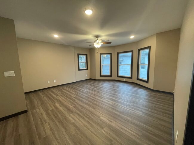 416 N Broad St, Unit upper in Mankato, MN - Foto de edificio - Building Photo