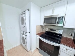 2000 N Bayshore Dr in Miami, FL - Building Photo - Building Photo