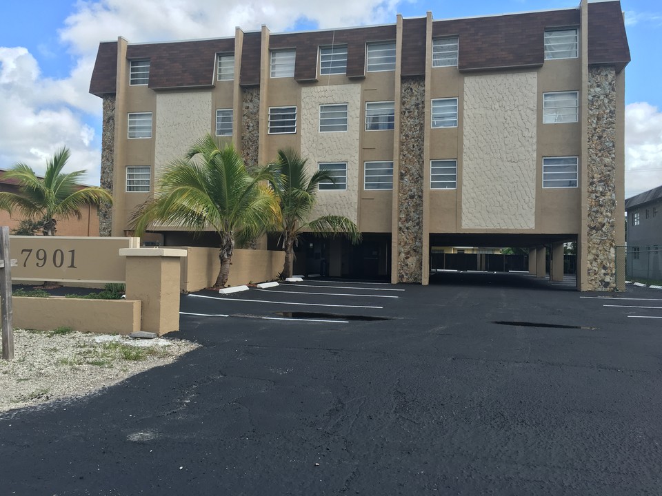 7901 Johnson St, Unit 2 in Pembroke Pines, FL - Foto de edificio