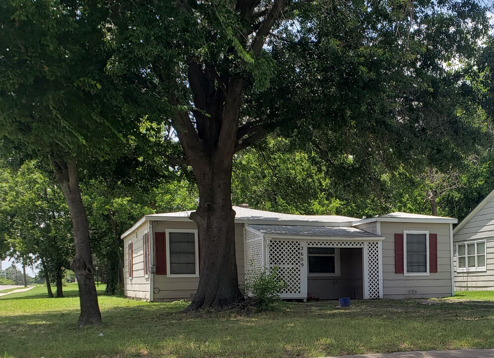 2609 Mayo St in Commerce, TX - Building Photo