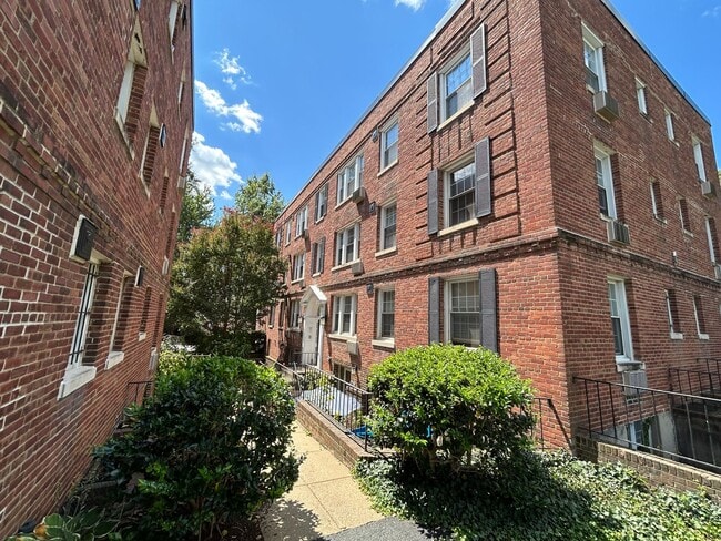 4491 MacArthur Blvd NW in Washington, DC - Building Photo - Building Photo