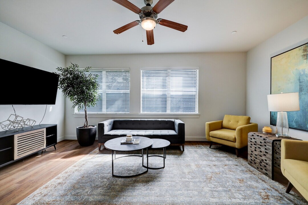 2137 Pelham Dr in Houston, TX - Building Photo