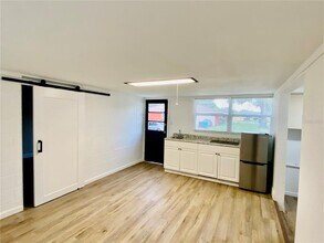 2400 Lake Sunset Dr in Orlando, FL - Building Photo - Building Photo