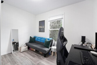 2115 Oakwood Ave NE in Grand Rapids, MI - Building Photo - Building Photo