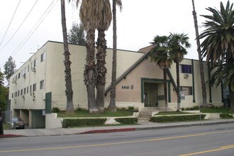 6861 Hazeltine Ave in Van Nuys, CA - Foto de edificio - Building Photo