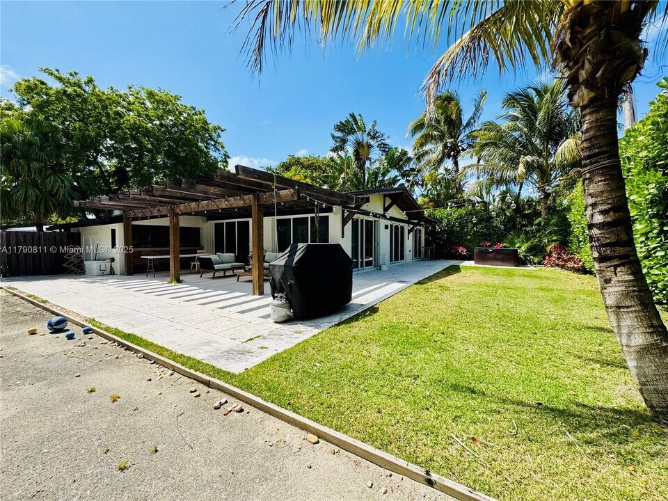 365 Ridgewood Rd in Key Biscayne, FL - Building Photo