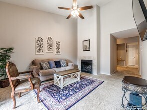 7930 Roanoke Run in San Antonio, TX - Foto de edificio - Building Photo