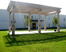 Corona Apartments in Baton Rouge, LA - Foto de edificio - Building Photo